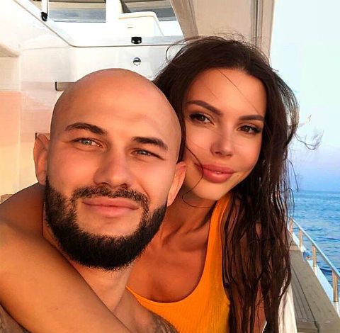 12-летняя дочь Оксаны Самойловой и Джигана устроилась на работу официанткой