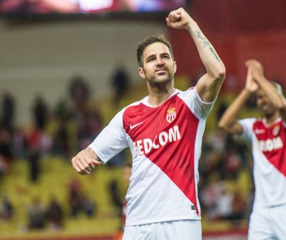 «Да пошел ты»: футболист Сеск Фабрегас поприветствовал соседей с балкона, а они его послали