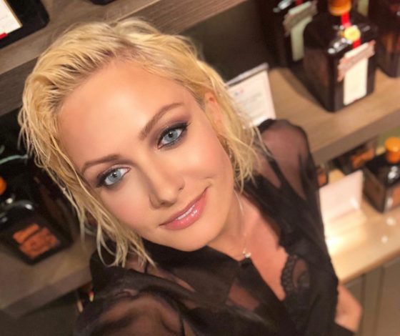 Актриса Полина Максимова представила песню и клип