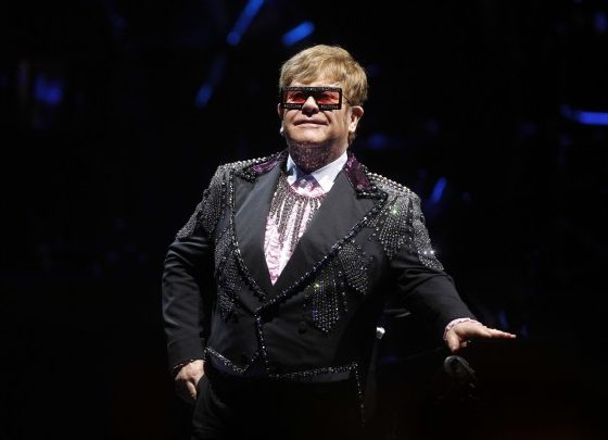 В день рождения: самые безумные сценические образы Элтона Джона