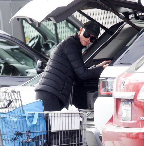 Шарлиз Терон сходила на прогулку с детьми. И ее сын не в платье