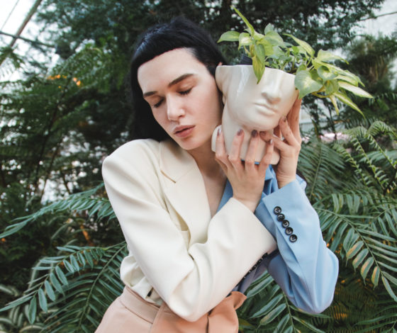 Яркие платья, элегантные костюмы и тренчи в новой коллекции Yana Besfamilnaya. Вещи из капсулы можно собирать и разбирать между собой как конструктор