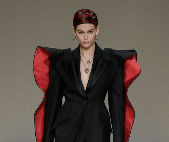 Кайя Гербер на показе Alexander McQueen в Париже