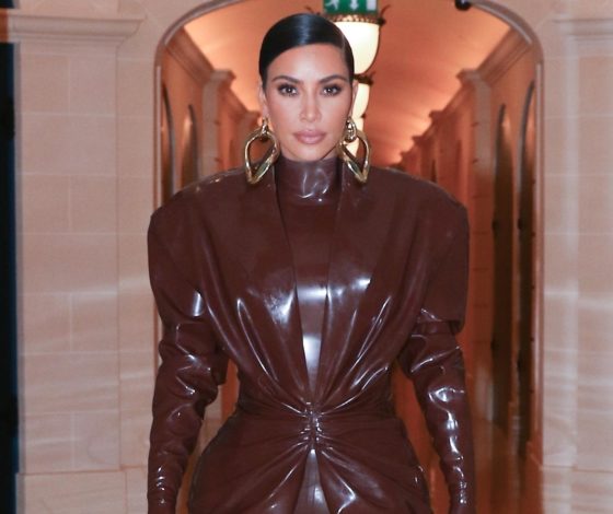 Ким Кардашьян, Хейли Бибер, Тина Кунаки и другие звездные гости Недели моды в Париже