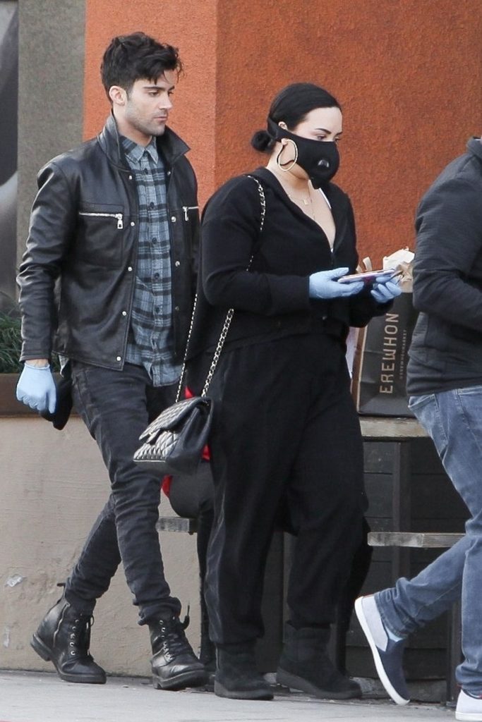 ÑÏÅÖÖÅÍÀ. ÒÐÅÁÓÅÒÑß ÎÄÎÁÐÅÍÈÅ. SPECIAL PRICE APPLIES. APPROVAL REQUIRED *EXCLUSIVE* Demi Lovato wears a mask stocking up on groceries with new boyfriend Max Ehrich amid coronavirus fears