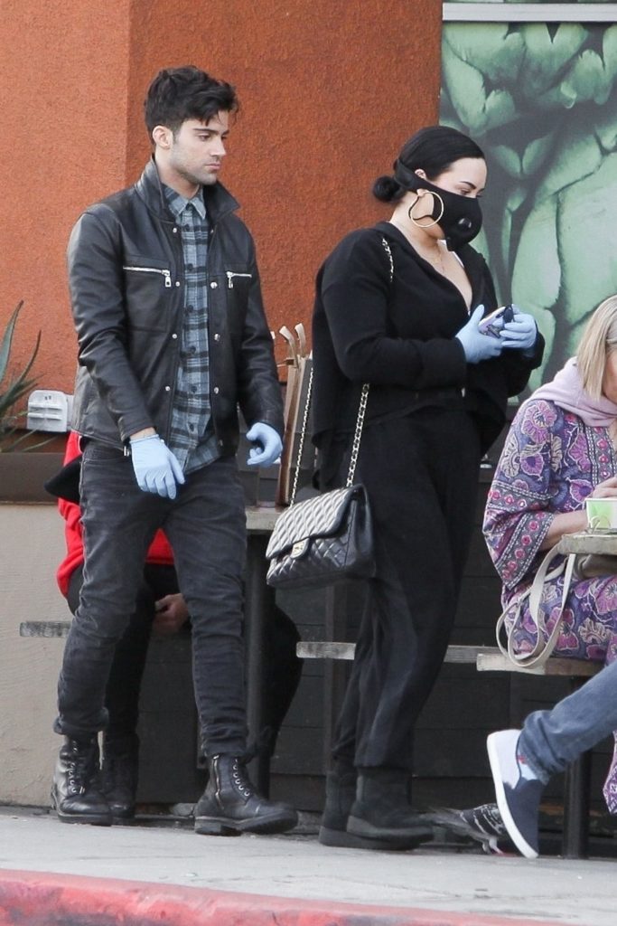ÑÏÅÖÖÅÍÀ. ÒÐÅÁÓÅÒÑß ÎÄÎÁÐÅÍÈÅ. SPECIAL PRICE APPLIES. APPROVAL REQUIRED *EXCLUSIVE* Demi Lovato wears a mask stocking up on groceries with new boyfriend Max Ehrich amid coronavirus fears
