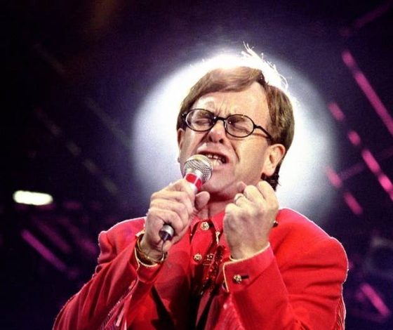 Эпатаж и дорогие машины: раскрыт райдер Элтона Джона