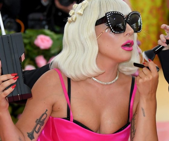 Планы на вечер: спектакли по Толстому, Шекспиру и Бунину, концерт в память жертв коронавируса, выпускной с Леди Гагой и Бейонсе