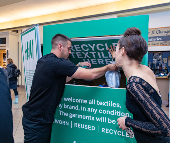 25 рублей за килограмм: вещи для переработки из H&M продают на Avito