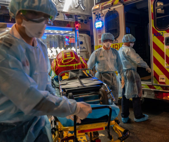 «Может настать страшное время, когда врачу придётся выбирать, кому быстрее помочь»: врач из Коммунарки показала себя после смены и рассказала о коронавирусе