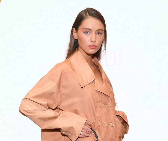 После дебюта на показе Miu Miu: дочь Джуда Лоу выпустила коллекцию сумок