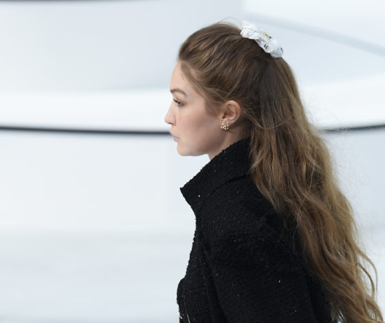 Укладка за 5 минут: прическа с показа Chanel