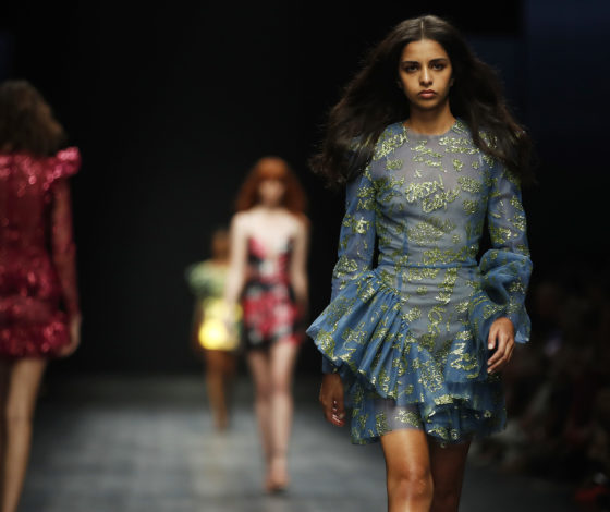 Net-a-Porter приостановили работу и запустили доставку для пожилых людей