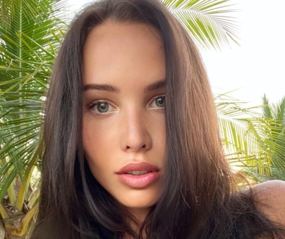 Новое фото Анастасии Решетовой у бассейна: собрали топ снимков модели в купальниках