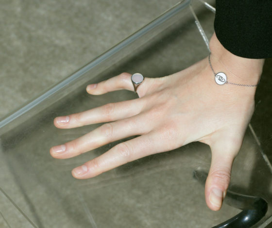 Avgvst вместе с художником Протеем Теменом выпустил новую коллекцию минималистичных подвесок и браслетов со знаками зодиака