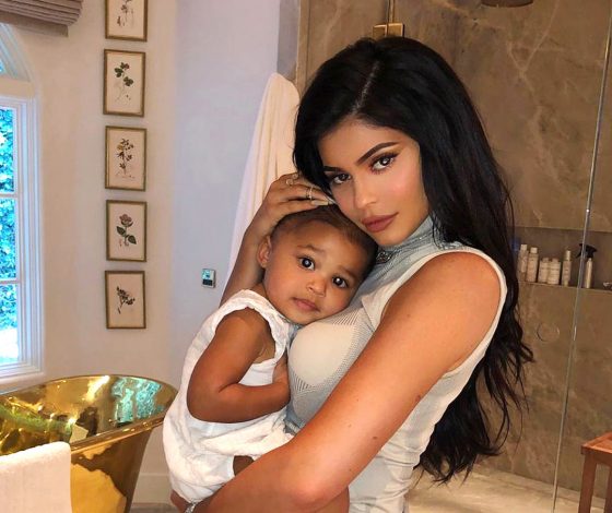 Сила двух: Кайли Дженнер и Сторми отпраздновали Рождество в одинаковых платьях