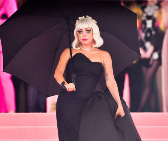 «Набрала вес»: Леди Гага вышла в откровенном топе