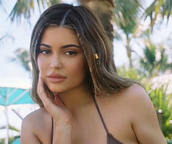 Фанатов возмутило, что Кайли Дженнер не пользуется кремом собственного бренда