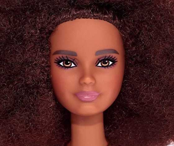 M.A.C. выпустил совместную коллекцию с Барби. Моделью стала сама кукла