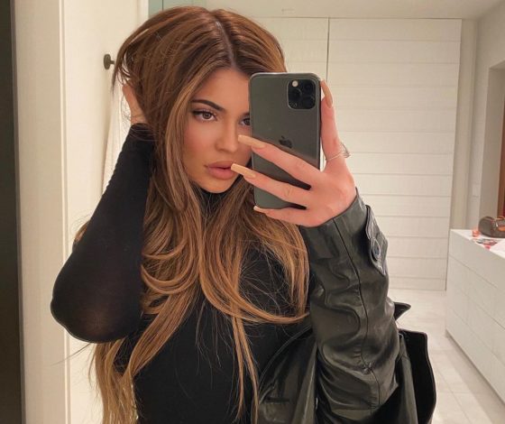 Кайли Дженнер показала натуральную длину волос в Instagram