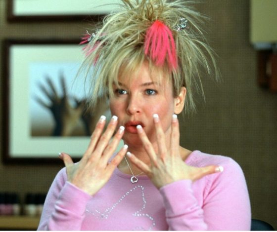 В TikTok новый тренд: девушки делают укладку с помощью носка