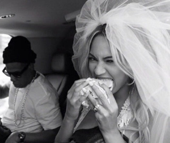 Хот-доги, чипсы, тако: любимая еда звезд