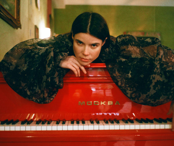 Кутюр и casual: Victoria Andreyanova объединила две линии под одним брендом и выпустила новую коллекцию минималистичных пальто, ярких платьев и рубашек