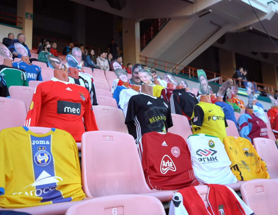 Белоруссия — единственная страна в Европе, в которой не отменили футбольные матчи. Вместо зрителей там манекены с фото