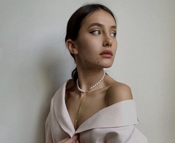 I AM Studio сняли лукбук по FaceTime: легкие платья, стильный жакет и объемный кардиган