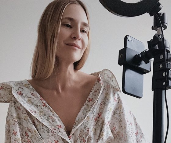 В домашних условиях: RUBAN сняли на iPhone новую коллекцию шелковых комбинаций и платьев цветочных принтов