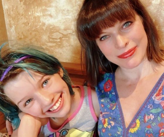 О родителях, актерстве и синем цвете волос: дочка Миллы Йовович снялась для глянца и дала интервью  ﻿