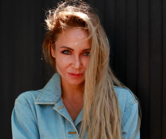 Эксклюзив. Ляйсан Утяшева показала эффективные упражнения для домашних тренировок на карантине