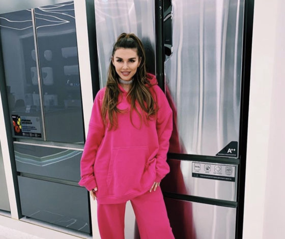 Модный карантин: звёзды в нарядах от российских дизайнеров