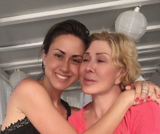 Медитация, рисование, дебоши: рассказываем, чем занимается дочь Любови Успенской в Лос-Анджелесе