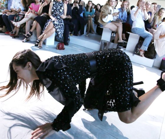 От Наоми Кэмпбелл до Беллы Хадид: кто из моделей падал на подиуме