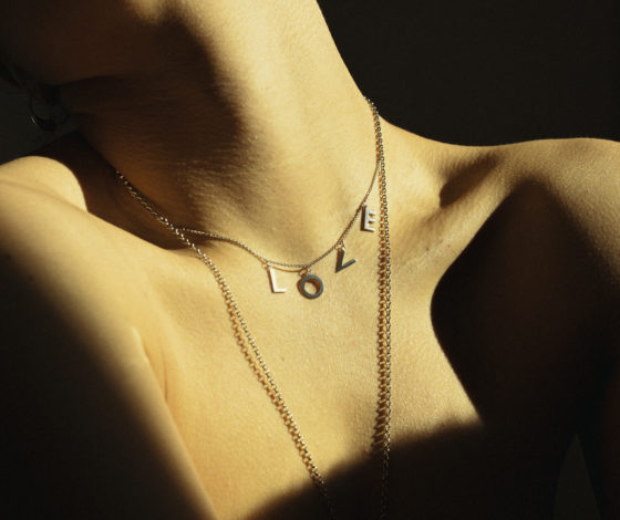 AVGVST AT HOME: новую коллекцию лаконичных украшений AVGVST фотографы сняли дома