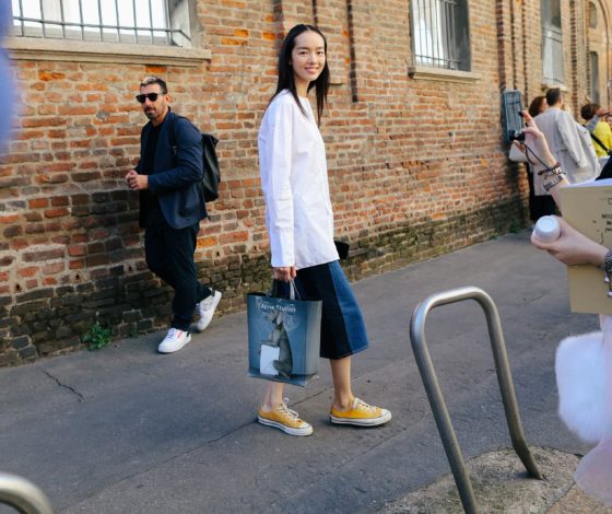 Майка-алкоголичка и кроп-топ: как носить джинсовые юбки