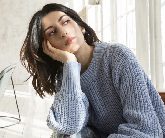 Вязаный кардиган, вельветовые брюки и стильный тренчкот в весенней коллекции Cocos Moscow