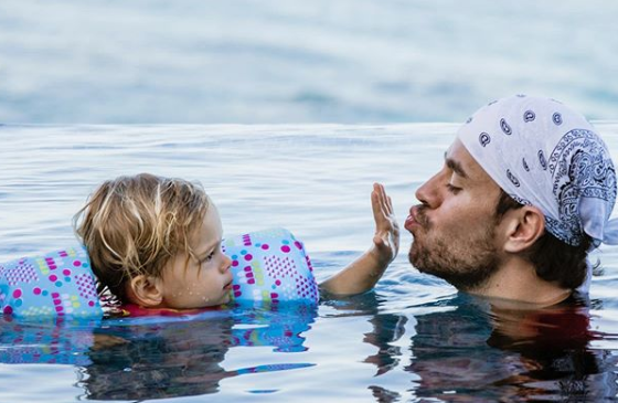 Отец года: Энрике Иглесиас опубликовал новое видео с подросшими детьми Николасом и Люси