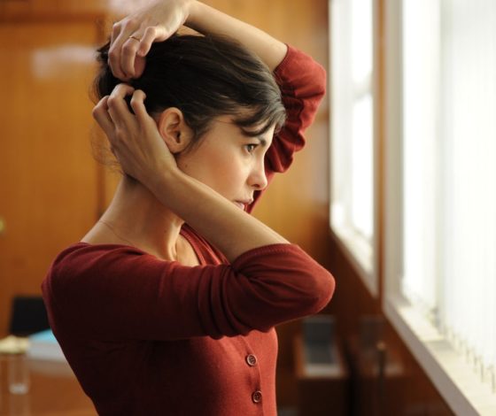 #БьютиРутинаНаКарантине: советы эксперта, как подстричь кончики волос в домашних условиях