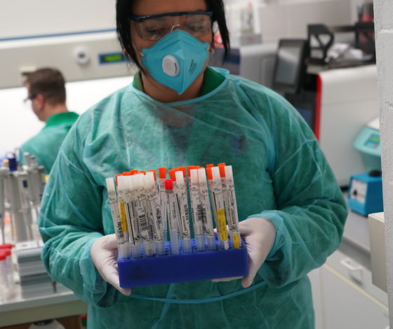 «Заразиться COVID легче всего дома»: китайские ученые поделились результатами исследования