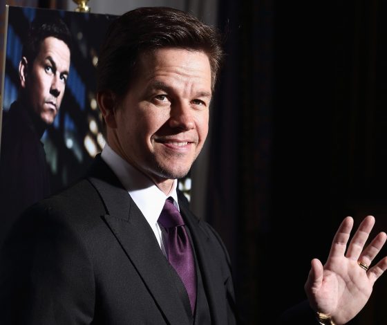 Как выглядит 52-летний Марк Уолберг в одних шортах. Спойлер: горячо!