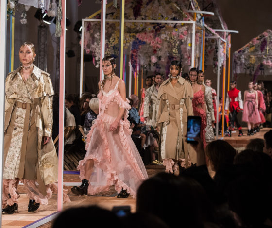 Чем заняться на карантине: Alexander McQueen запустил онлайн-проект в Instagram