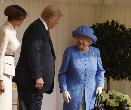 Похоронная брошь и подарок от Барака Обамы: Елизавета II подшутила над Дональдом Трампом
