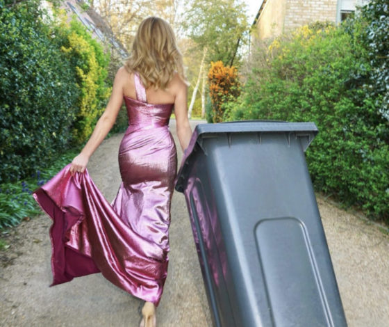 Новый тренд: девушки выносят мусор в вечерних платьях
