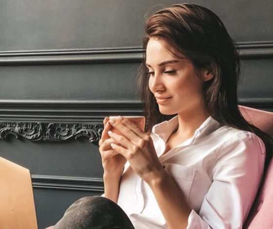 «Все вокруг - это торговля эмоциями»:  Инди Гогохия о том, как правильно зарабатывать в социальных сетях и какой контент лучше не делать в условиях карантина в прямом эфире PEOPLETALK