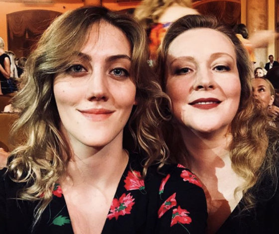 «Мама, там Квентин Тарантино с тобой познакомиться хочет»: Юлия и Полина Ауг о поцелуе с Тарантино, самой большой ссоре и прозвище «Императрица» в прямом эфире PEOPLETALK