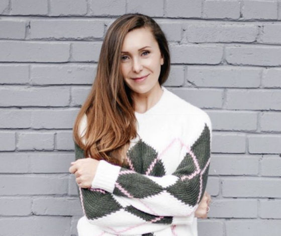 «Бесполезно делать что-то одно»: Ксения Бесчетнова рассказала о гимнастике лица и показала упражнения в прямом эфире PEOPLETALK