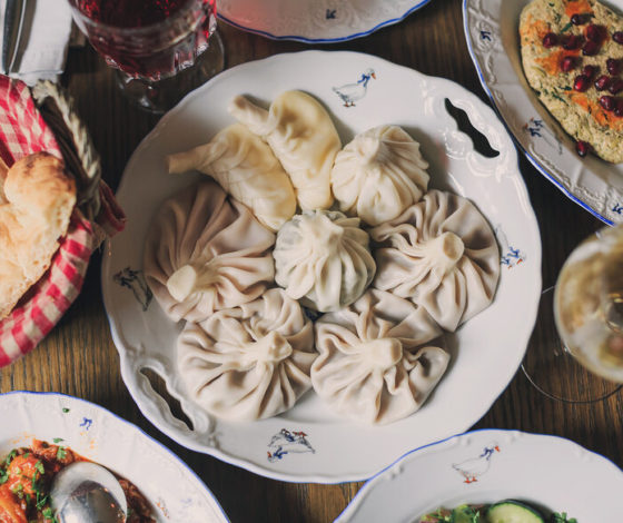 «Есть хинкали, пить вино»: доставка и самовынос