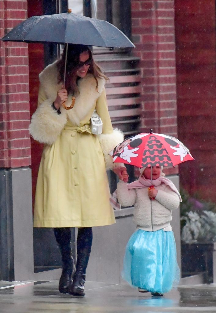 СПЕЦЦЕНА. ТРЕБУЕТСЯ ОДОБРЕНИЕ. SPECIAL PRICE APPLIES. APPROVAL REQUIRED *EXCLUSIVE*  - Irina Shayk isn't letting a little rain ruin her shopping day with daughter Lea De Seine in NYC